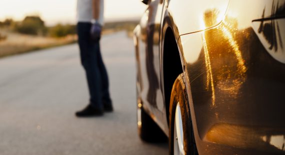 Conducteur cherchant à revendre une voiture en panne