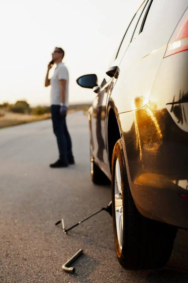 Automobiliste contactant Speed Rachat Auto pour vendre son véhicule