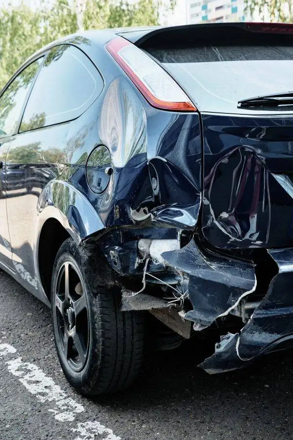 Voiture accidentée avec carrosserie endommagée